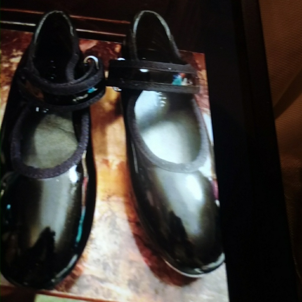 GIRLS DANSKIN TAP SHOES SIZE 6